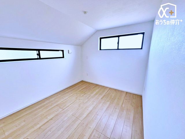 ���̑� 2�ʍ̌��̖��邢�m���B���C�A�ʋC�ɂ��D��Ă��܂��B