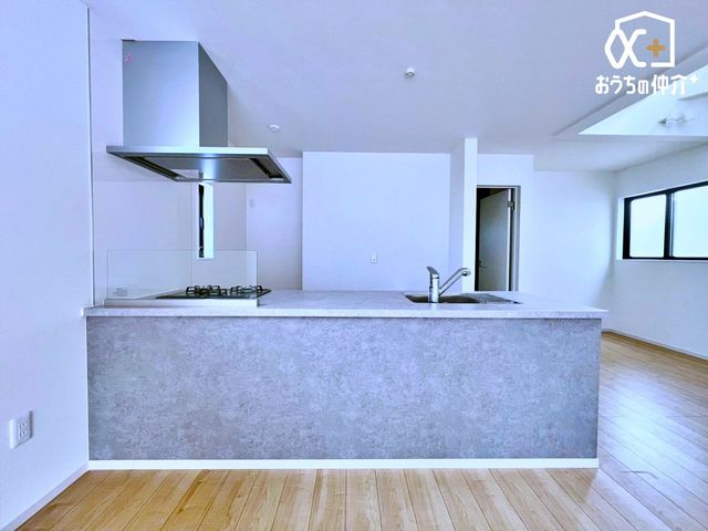 �L�b�`�� �i�J�E���^�[�L�b�`���j�L�b�`������_�C�j���O���[�������n���邽�߁A���E���J���J����������Ƒ��ƃR�~���j�P�[�V���������Ȃ��璲�����ł��郁���b�g������܂��B