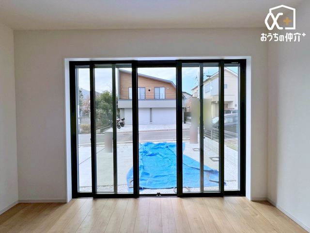 ���r���O ���J���ɂȂ��Ă��鑋�ɂȂ�܂��B���E�ɊJ���̂ŏd��ł��܂��B