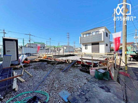 ���n�O�ώʐ^ �ՐÂȏZ��n�Ŏq��ĉƑ��Ƀs�b�^���B�����̂��U�������K�ȗ΂Ɍb�܂ꂽ�G���A�ŁA���R�ɕ�܂ꂽ���₩�ȕ�炵���������邽�߂́A��Ƃ肠��Z���������Ă��܂��B