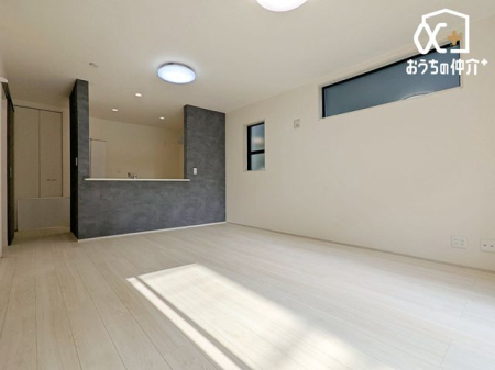 rO `Living`݂̂i`eCXgLDKB̂т肭낮\t@₨Hyރ_CjOZbguĂ͂܂B