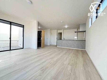 ���r���O �L�X�Ƃ����J�����̂��郊�r���O���[���͉Ƒ��̌e���̏�ɍœK�ł��B���[�X�y�[�X���[�����Ă���A�X�b�L���Ƃ�����炵�������܂��B