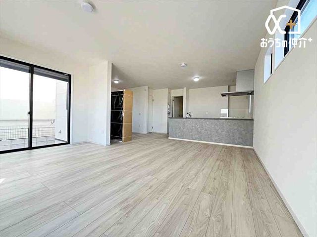 ���r���O �L�X�Ƃ����J�����̂��郊�r���O���[���͉Ƒ��̌e���̏�ɍœK�ł��B���[�X�y�[�X���[�����Ă���A�X�b�L���Ƃ�����炵�������܂��B