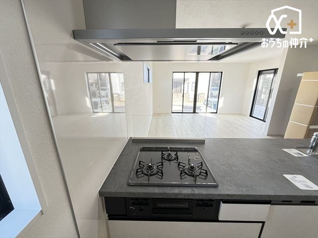 �L�b�`�� ������������O���R�����̗l�q�ł��B�u�߂�E�ύ��ޓ��̍�Ƃ������ɏo����R�����ł��B