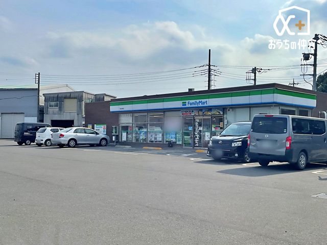 ���ӊ� �k��16���B�y�t�@�~���[�}�[�g�@���R�ԍ�X�z24���ԉc�Ɓ@�o�X�₪�ڂ̑O�֗̕��ȃR���r�j�@���ԏ�F���� 1230m