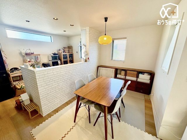 rO `Living`JIōLrOB̂т̂тƂ낰郊rÓAƑ̃R~jP[V̏ƂāA݂ȂW܂Ԃ̏ꏊɁB