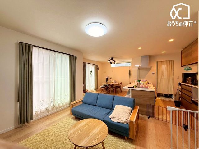 rO `Living`͋CLDKB̂т肭낮\t@AHyރ_CjOZbguĂ͂܂B