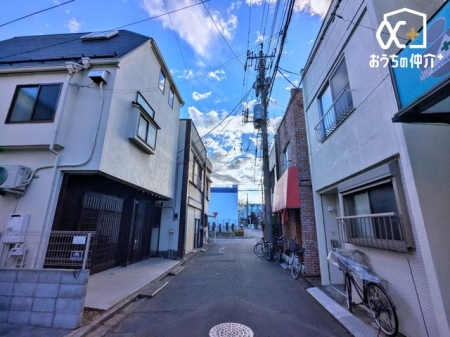 ���n�O�ώʐ^ ������悤�Ȑ��w�i�ɁA���X�ƘȂޓ@��́A���z�̉��b�𑶕��Ɏ󂯂�B�L�т₩�ŊJ���I�Ȓ��]�ƁA�����Ղ�ƍ~�蒍���z���ɁA�����ɏZ�܂��ґ�������Ǝ������Ē����܂�