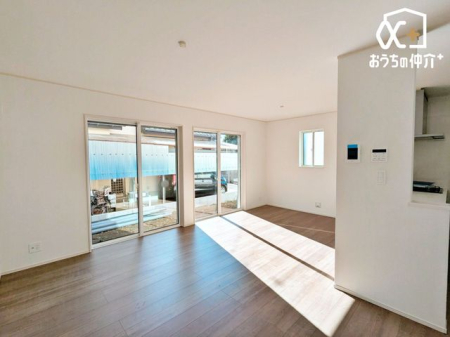 ���r���O ���R�ɉƑ��̏W�܂郊�r���O��ԁB�������Ƃ������Ԃ��A�Ƒ��ꏏ�ɉ߂����鎞�Ԃ𑝂₹�����Ȗ��邭�L�X�Ƃ�����Ԃł��B