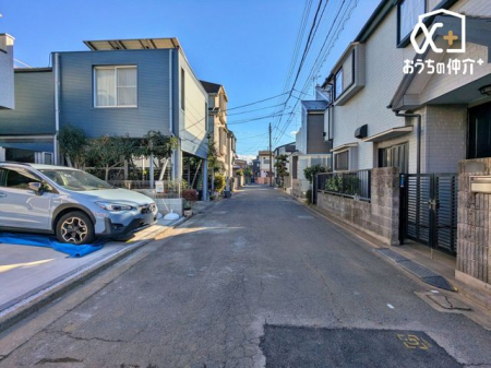 ���n�O�ώʐ^ ������悤�Ȑ��w�i�ɁA���X�ƘȂޓ@��́A���z�̉��b�𑶕��Ɏ󂯂�B�L�т₩�ŊJ���I�Ȓ��]�ƁA�����Ղ�ƍ~�蒍���z���ɁA�����ɏZ�܂��ґ�������Ǝ������Ē����܂�