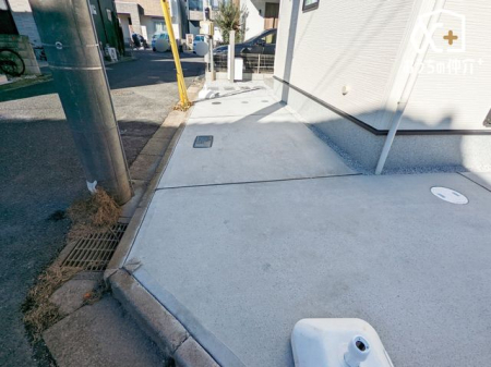  �J�[�X�y�[�X�̗l�q�B�Ԓʂ�̏��Ȃ��O�ʓ��H�ł��Ԃ̏o����������N���N�ł��B