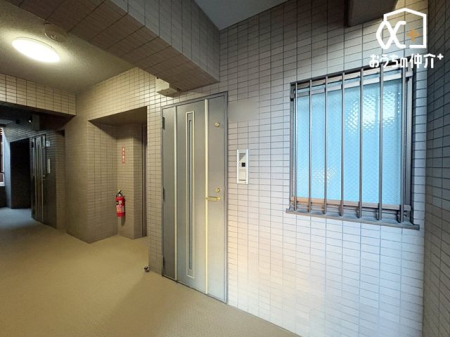 ���� �O���猩�����ւ̗l�q�B���K�i���ڂ̑O�ɂ���܂�