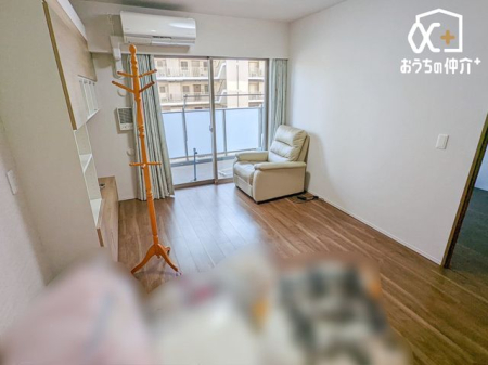 ���r���O ���r���O�̗l�q�ł��B�Ƒ������R�ƏW�܂��Ԃ̃��r���O�́A�o���R�j�[������g�����z�˂����������ރ��r���O�ł��B