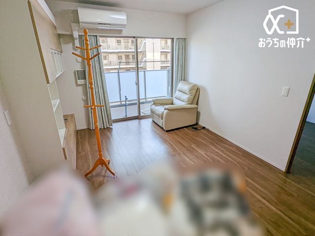 ���r���O ���r���O�̗l�q�ł��B�Ƒ������R�ƏW�܂��Ԃ̃��r���O�́A�o���R�j�[������g�����z�˂����������ރ��r���O�ł��B