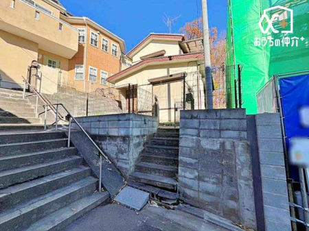 ���n�O�ώʐ^ �ՐÂȏZ��n�Ŏq��ĉƑ��Ƀs�b�^���B�����̂��U�������K�ȗ΂Ɍb�܂ꂽ�G���A�ŁA���R�ɕ�܂ꂽ���₩�ȕ�炵���������邽�߂́A��Ƃ肠��Z���������Ă��܂��B