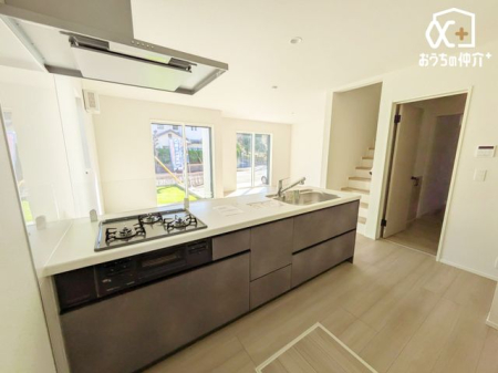 �L�b�`�� �`Kitchen�`�����g���L�b�`�������炱���A�H���̏������y�������ԂɁA�Z�������ł��X���[�Y�ɖ��ʂȂ���Ƃł���A���������ȒP�ɂł���ȂǁA�������y��������L�b�`���X�y�[�X�Ɏd�グ�܂����B