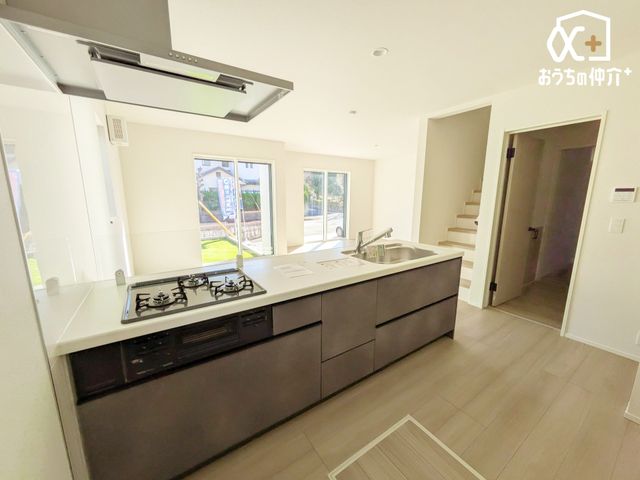 �L�b�`�� �`Kitchen�`�����g���L�b�`�������炱���A�H���̏������y�������ԂɁA�Z�������ł��X���[�Y�ɖ��ʂȂ���Ƃł���A���������ȒP�ɂł���ȂǁA�������y��������L�b�`���X�y�[�X�Ɏd�グ�܂����B