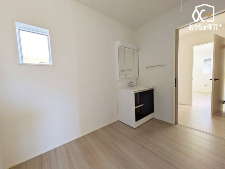 ���ʑ�E���ʏ� �`Wash room�`���̍Q�����������ԑтł��]�T�������Ďx�x�ł���L���p�E�_�[���[���B���������[���L�x�Ȃ̂Ō����ڂ��X�b�L���Ɛ������ڂł��܂��B