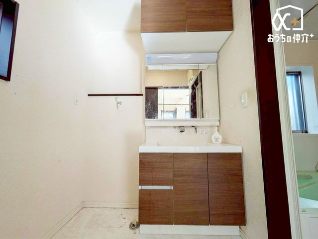 ���ʑ�E���ʏ� �`Wash room�`���̍Q�����������ԑтł��]�T�������Ďx�x�ł���L���p�E�_�[���[���B���������[���L�x�Ȃ̂Ō����ڂ��X�b�L���Ɛ������ڂł��܂��B