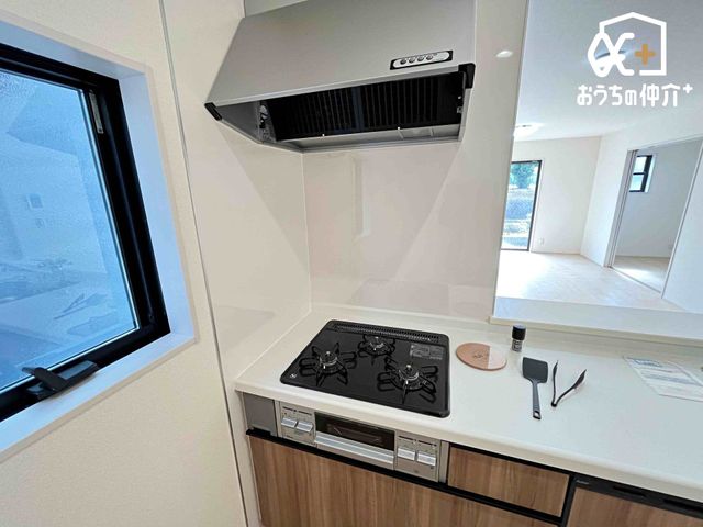 �L�b�`�� ������������O���R�����̗l�q�ł��B�u�߂�E�ύ��ޓ��̍�Ƃ������ɏo����R�����ł��B