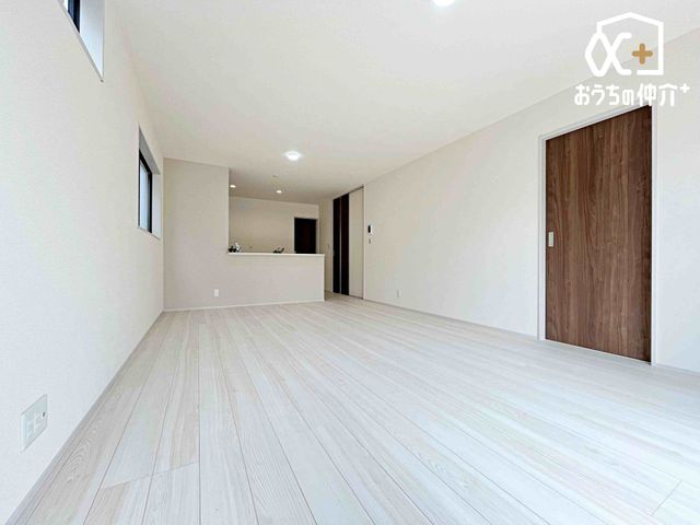 ���r���O �L�X�Ƃ����J�����̂��郊�r���O���[���͉Ƒ��̌e���̏�ɍœK�ł��B���[�X�y�[�X���[�����Ă���A�X�b�L���Ƃ�����炵�������܂��B