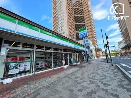 ���ӊ� �t�@�~���[�}�[�g����w�X �k��1���B24���ԉc�ƂȂ̂ŁA�}�Ȃ��������ɂ��֗��ł��B���H����y�����p�i��̔����Ă���܂��B���ԏ�G�� 40m