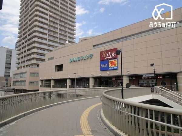 ���ӊ� ��߂肠�t�F���e �k��8���B���w���w����o�X���[�^���[�אڂ̉w�O�V���b�s���O�{�݁B���ԏ��2�������荇�v280����e�\ 640m