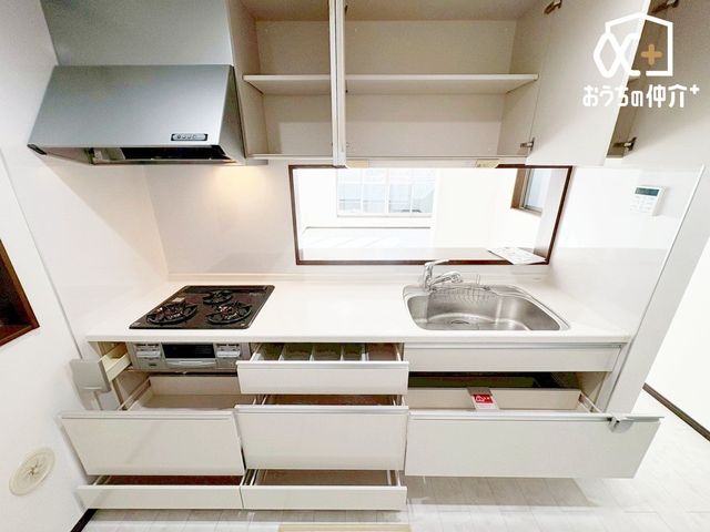 �L�b�`�� �݌˒I��������L�b�`���́A���[�͂�����X�b�L���Ƃ�����Ԃ��������܂��B��������H�ނ������悭���[�ł��邽�߁A�ƂĂ��g���₷���f�U�C���B�������y���ނ��߂̗��z�I�Ȋ��ł��B