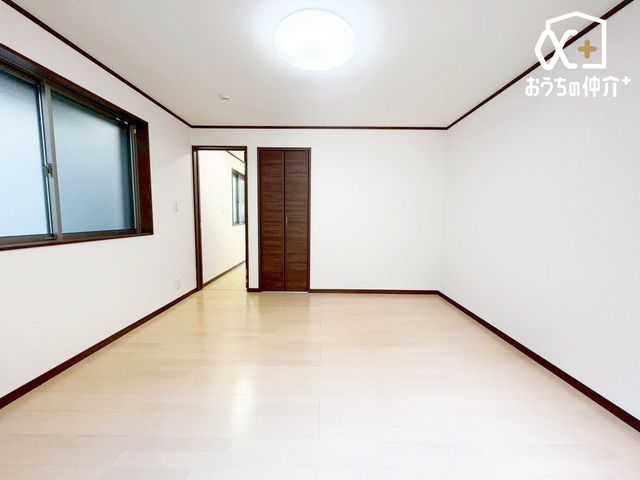 �Q�� ��Ƃ肠��Q��8���́A�_�炩�Ȍ��ɕ�܂ꂽ�����̋�ԁB�x�b�h����[�Ƌ���������z�u�ł��A������Â��ɐS�n�悭�߂����܂��B