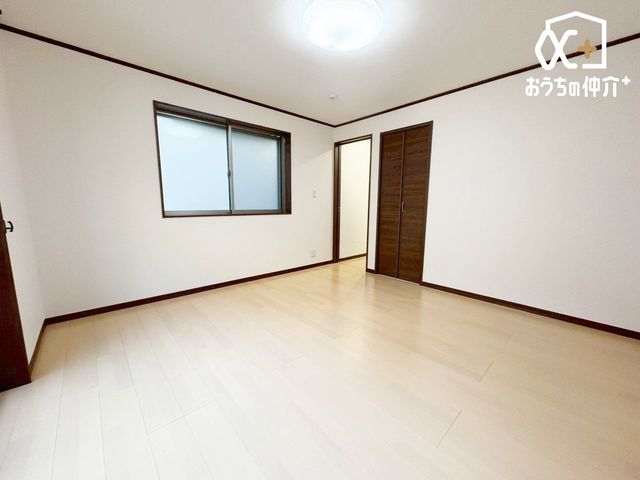 �Q�� ��Ƃ肠��Q��8���́A�_�炩�Ȍ��ɕ�܂ꂽ�����̋�ԁB�x�b�h����[�Ƌ���������z�u�ł��A������Â��ɐS�n�悭�߂����܂��B