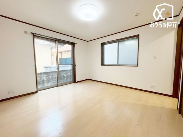 �Q�� 8���̐Q���́A�L�X�Ƃ����N���[�[�b�g�t���B�_�炩�Ȍ��ɕ�܂ꂽ�����̋�ԁB�x�b�h����[�Ƌ���������z�u�ł��A������Â��ɐS�n�悭�߂����܂��B