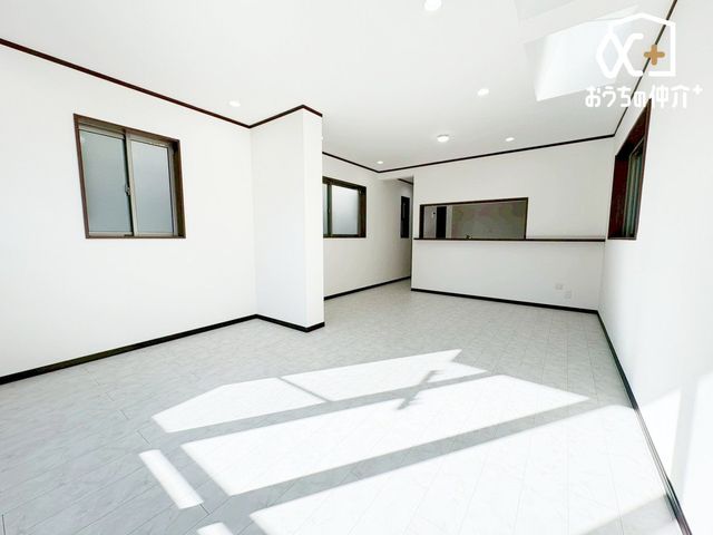 ���r���O �L�X�Ƃ����J�����̂��郊�r���O���[���͉Ƒ��̌e���̏�ɍœK�ł��B���[�X�y�[�X���[�����Ă���A�X�b�L���Ƃ�����炵�������܂��B