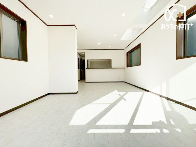 ���r���O �Ƒ��݂�Ȃ��u�₩�Ɍ��₩�ɉ߂�����悤�ɁA�D����������荞�񂾃��r���O�_�C�j���O�B�㎿�ȉ�����ɕ�܂��A���K�ŉ��₩�ȃv���C�x�[�g��Ԃł��B