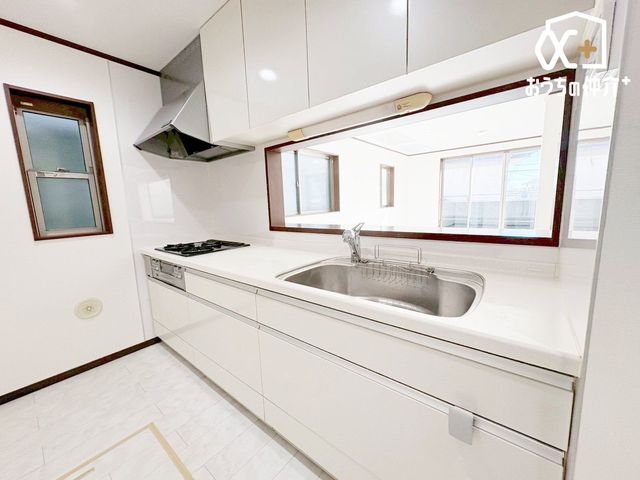 �L�b�`�� 3���R�����ƃO�����t���ł������̕����L����܂��B�@���������Y��ɂȂ邨�����ȒP�L�b�`���p�l�����������_�B�L�b�`���A�_�C�j���O����ʏ��ւ̓������Z���A�Ǝ��������A�b�v�I