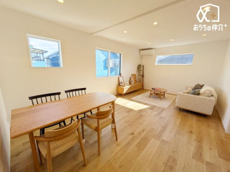 ���r���O �`Living�`�J���I�ōL�����r���O�B�̂т̂тƂ��낰�郊�r���O�́A�Ƒ��̃R�~���j�P�[�V�����̏�Ƃ��āA�݂�Ȃ��W�܂��Ԃ̏ꏊ�ɁB