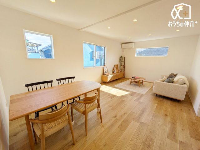 ���r���O �`Living�`�J���I�ōL�����r���O�B�̂т̂тƂ��낰�郊�r���O�́A�Ƒ��̃R�~���j�P�[�V�����̏�Ƃ��āA�݂�Ȃ��W�܂��Ԃ̏ꏊ�ɁB