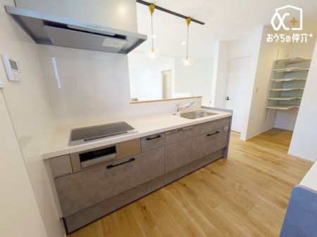 �L�b�`�� �`Kitchen�`�����g���L�b�`�������炱���A�H���̏������y�������ԂɁA�Z�������ł��X���[�Y�ɖ��ʂȂ���Ƃł���A���������ȒP�ɂł���ȂǁA�������y��������L�b�`���X�y�[�X�Ɏd�グ�܂����B