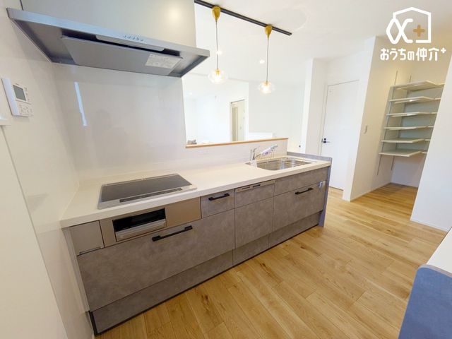 �L�b�`�� �`Kitchen�`�����g���L�b�`�������炱���A�H���̏������y�������ԂɁA�Z�������ł��X���[�Y�ɖ��ʂȂ���Ƃł���A���������ȒP�ɂł���ȂǁA�������y��������L�b�`���X�y�[�X�Ɏd�グ�܂����B