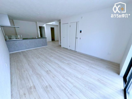 ���r���O �`Living�`�J���I�ōL�����r���O�B�̂т̂тƂ��낰�郊�r���O�́A�Ƒ��̃R�~���j�P�[�V�����̏�Ƃ��āA�݂�Ȃ��W�܂��Ԃ̏ꏊ�ɁB