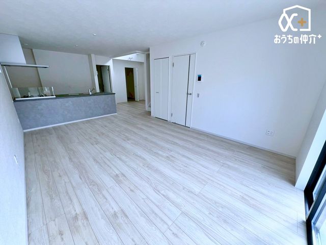 ���r���O �`Living�`�J���I�ōL�����r���O�B�̂т̂тƂ��낰�郊�r���O�́A�Ƒ��̃R�~���j�P�[�V�����̏�Ƃ��āA�݂�Ȃ��W�܂��Ԃ̏ꏊ�ɁB