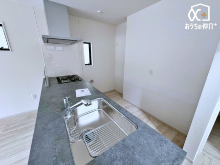 �L�b�`�� �i�V�X�e���L�b�`���j�V���N��R�����A���[�Ȃǂ���̂ɂȂ��Ă���f�U�C�����̍����L�b�`���B�ݔ����܂߂Ďg��������l���Đ݌v����Ă��邽�߁A�T�C�Y��f�U�C���ɓ��ꊴ������A����Ă��|�������₷���̂������B