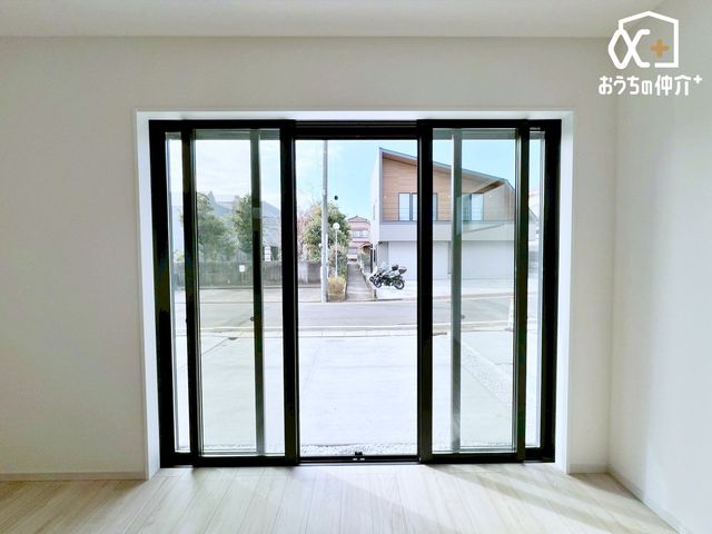 ���r���O ���J�����̍\���ō��E�ɊJ�����Ƃ��ł��܂��B