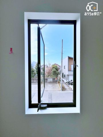 ���̑����� �蓮�ŊJ���鑋�ɂȂ��Ă���A�S�J�Ɣ��J�̗������ł���\���ɂȂ��Ă���܂��B