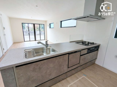 �L�b�`�� �����g���L�b�`�������炱���A�H���̏������y�������ԂɁA�Z�������ł��X���[�Y�ɖ��ʂȂ���Ƃł���A���������ȒP�ɂł���ȂǁA�������y��������L�b�`���X�y�[�X�Ɏd�グ�܂����B