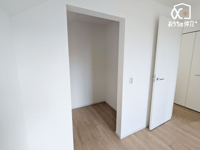 ���[ ���s����N���[�[�b�g�ł��B�ߗނ͂������A�X�[�c�P�[�X�Ȃǂ̎��[�ɂ����p�ł������ł��ˁB