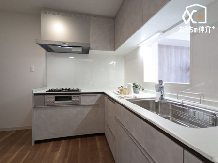 �L�b�`�� �������Ȃ��炲�Ƒ��̂��炪�����L�b�`���ł��B�����������q�l�̗l�q���킩��̂ŁA���S���Ă������Ɏ��g��ł��������܂��B�������΂ɂ��邩���b�����R�ƒe�݂܂��B