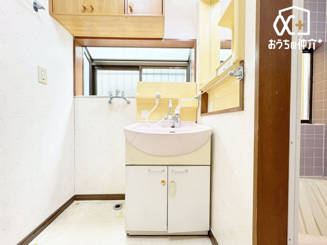 ���ʑ�E���ʏ� �������̂�����ʏ��́A�V���v���ł���Ȃ���@�\�I�ȃf�U�C���������B�L�߂̃X�y�[�X�Ǝ��[���[�����Ă���A�����̐g�x�x�₨����ꂪ�X���[�Y�ɍs���܂��B