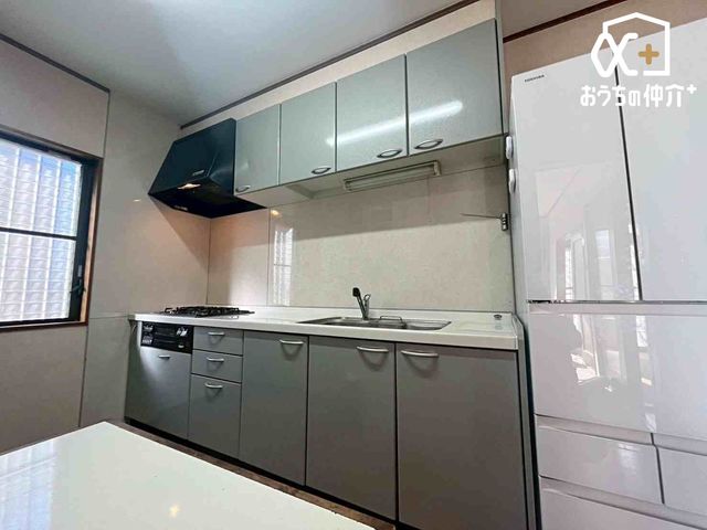 �L�b�`�� �����g���L�b�`�������炱���A�H���̏������y�������ԂɁA�Z�������ł��X���[�Y�ɖ��ʂȂ���Ƃł���A���������ȒP�ɂł���ȂǁA�������y��������L�b�`���X�y�[�X�ł��B