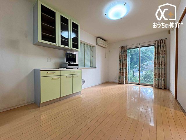 ���r���O ������̑傫�ȑ����炽���Ղ�z�����������ޖ��邢��12���̃��r���O�B�Ƒ��c���⃊���b�N�X�^�C���ɍœK�ȊJ�������ӂ���Ԃł��B