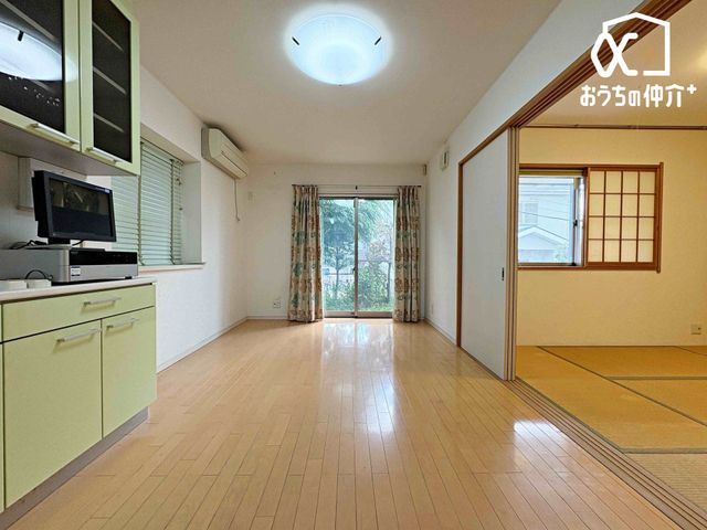 ���r���O �Ƒ��݂�Ȃ��u�₩�Ɍ��₩�ɉ߂�����悤�ɁA�D����������荞�񂾃��r���O�_�C�j���O�B�㎿�ȉ�����ɕ�܂��A���K�ŉ��₩�ȃv���C�x�[�g��Ԃł��B